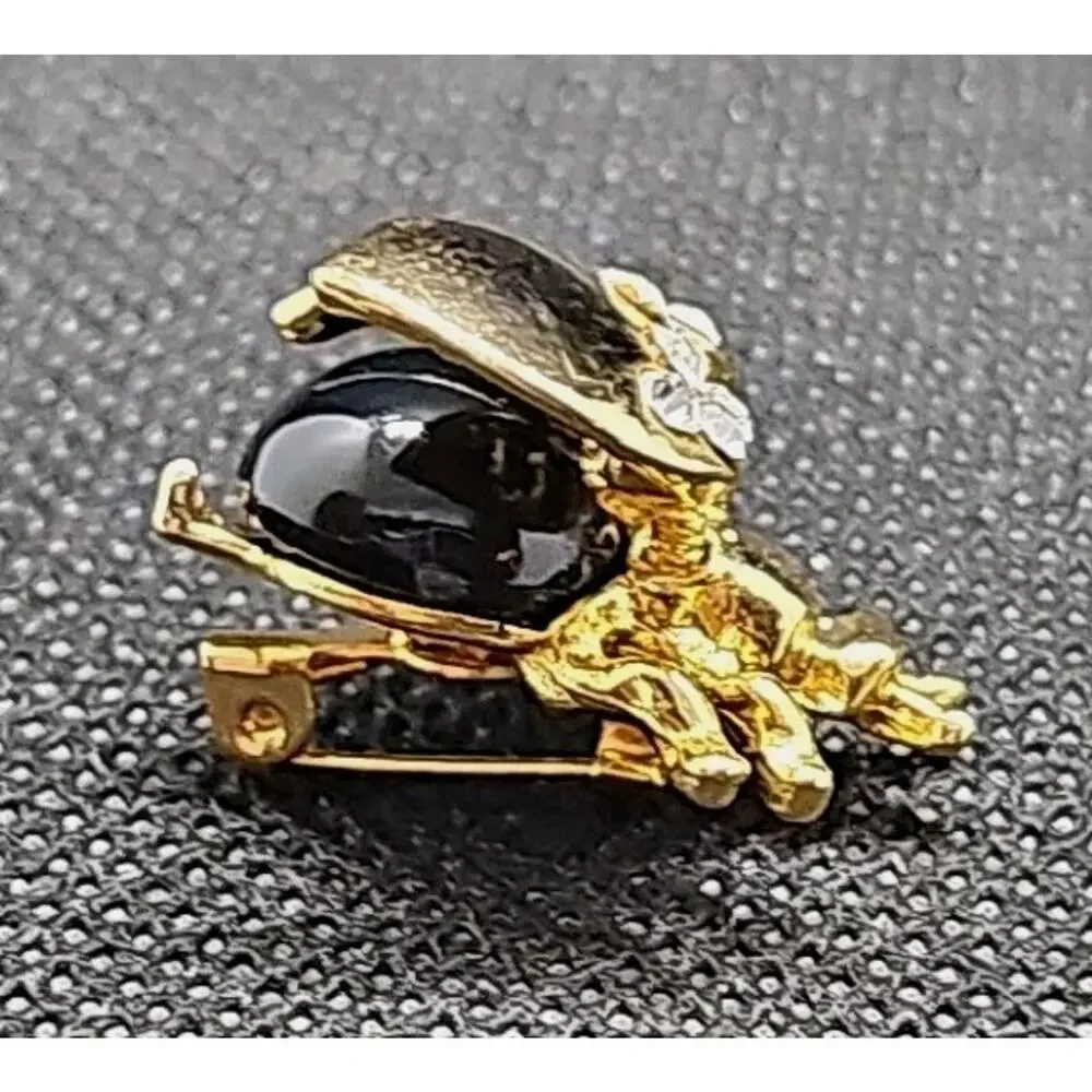 Fly Bug With Bouncy Wings Fluttering 3D Lapel Pin (Z25)